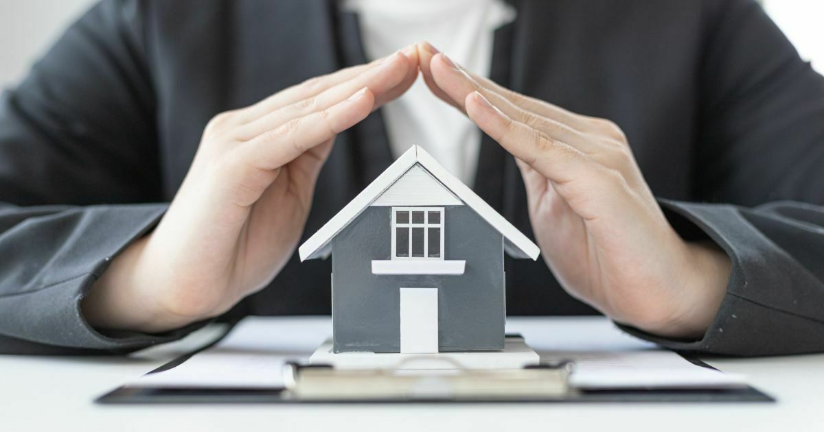 Jak sprzedać nieruchomość obciążoną kredytem lub komornikiem?